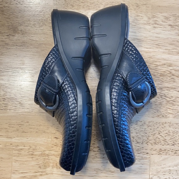 Beautiful Clarks Artisan collection black woven - Picture 3 of 10